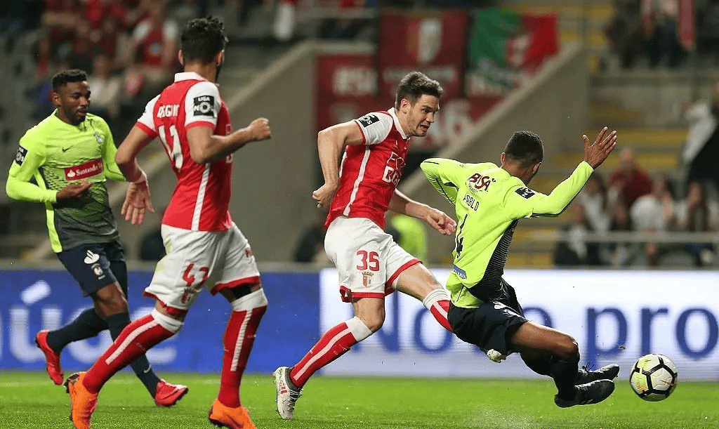 开云官网-阿贾克斯迎葡超关键赛，清晨远射贴柱，更衣室稳定，轮换策略成焦点的简单介绍